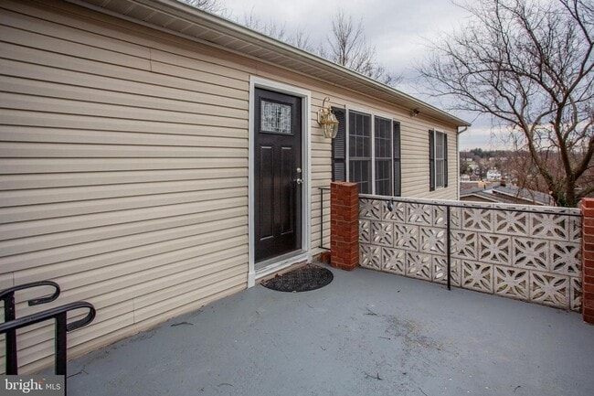 Building Photo - Spacious single family home with full basement