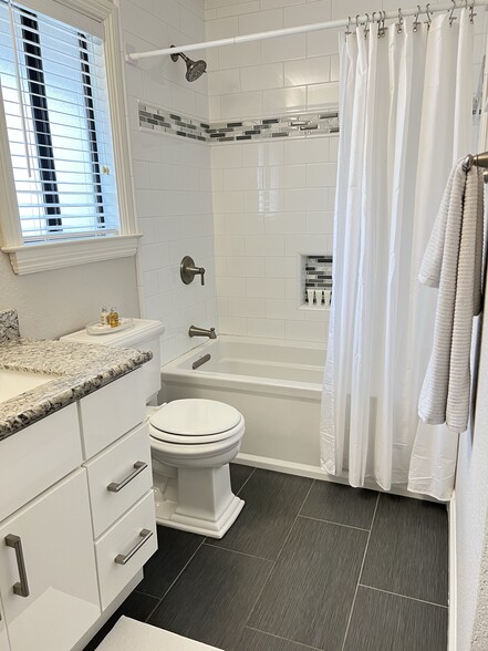 Upstairs primary full bath - 1905 Windmill Cir