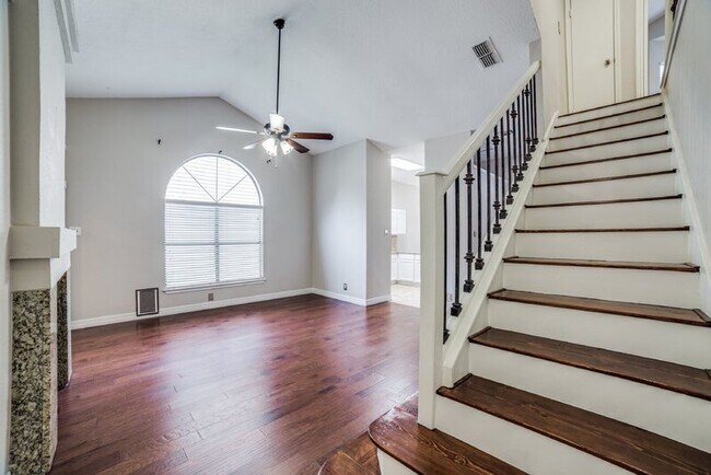 Building Photo - 6158 Valley Clf