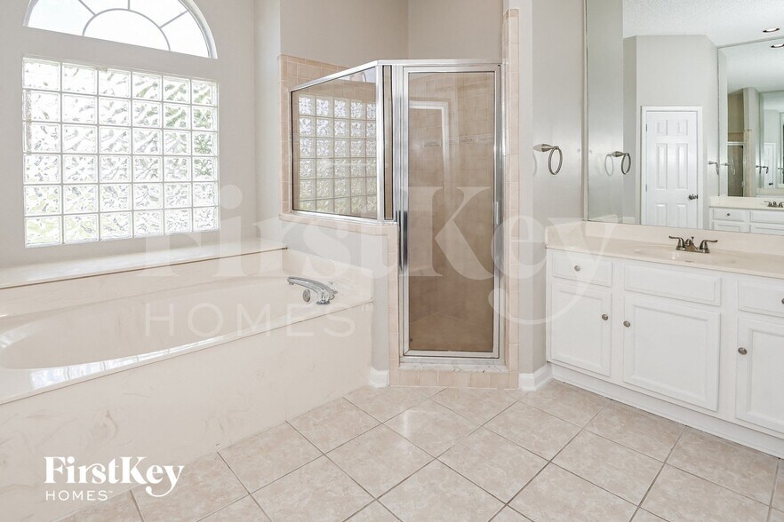 Building Photo - 2352 Longmont Dr