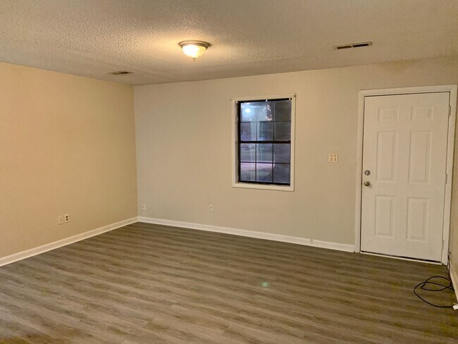 Building Photo - 2 Bedroom Duplex with Yard