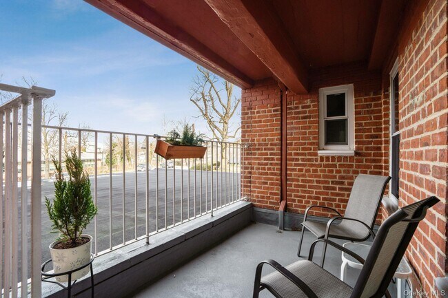 Building Photo - 565 Broadway St