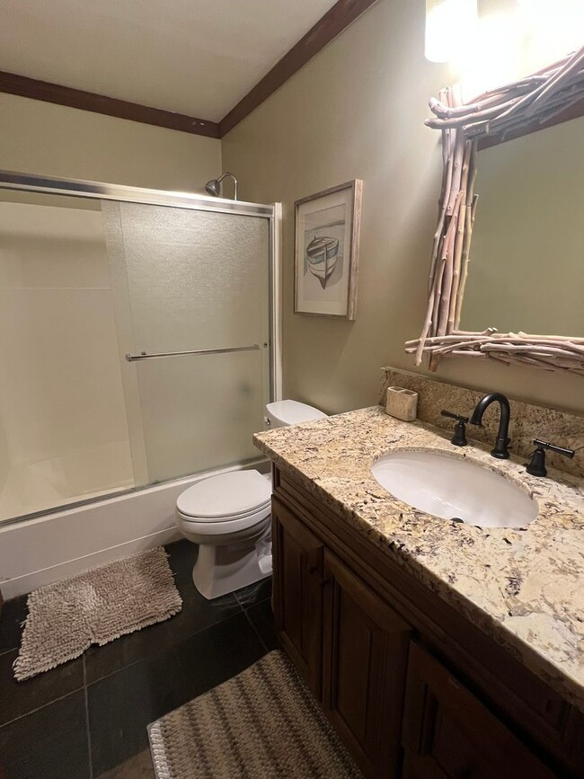 Building Photo - Nicely Remodeled Fully Furnished Condo