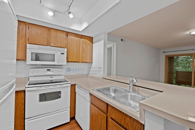 Building Photo - 989 Creekhill Ln