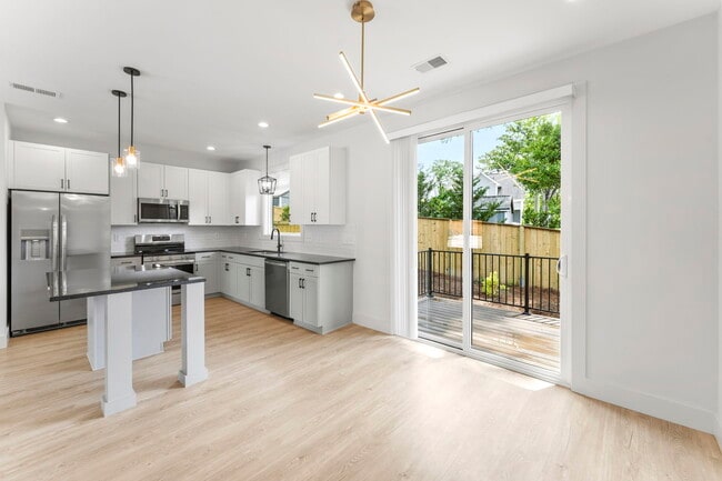 Building Photo - Medford Mews, Carriage House 317