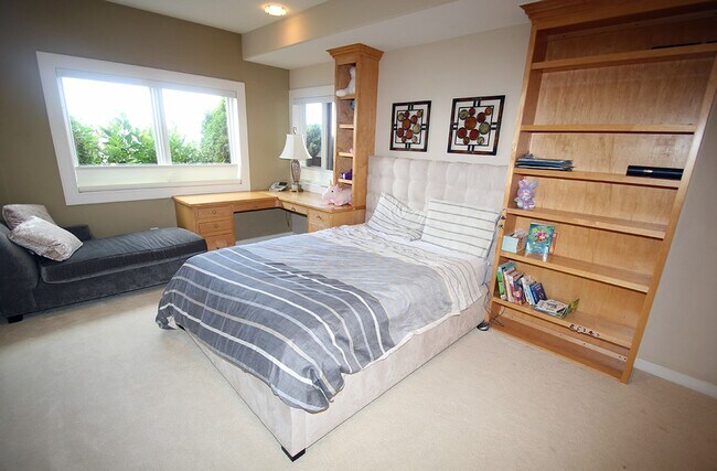 Building Photo - LUXURY 4 BEDROOM BELLEVUE HOME IN ‘THE SUMMIT’ W AMAZING VIEWS!