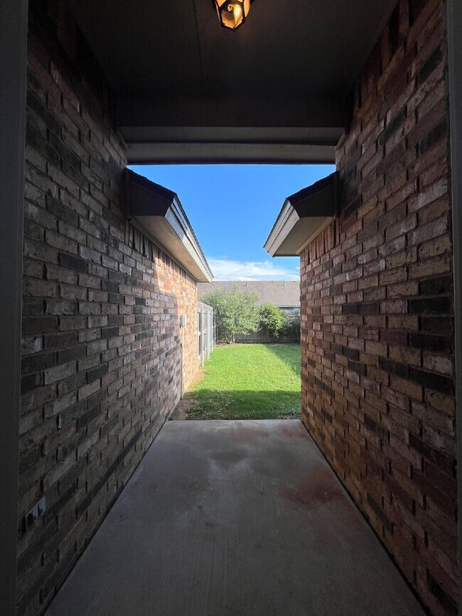 Building Photo - Cute 3/2/2 townhome in the Lubbock-Cooper ...