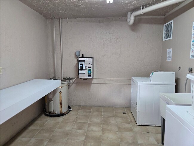 Building Photo - 1100 NW 87th Ave