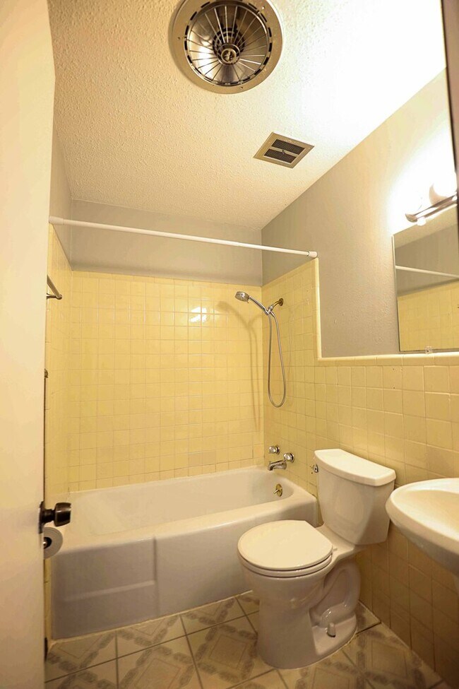 Building Photo - Warr Acres