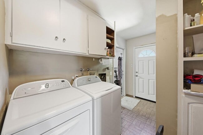 Building Photo - 25 Warmwood Way