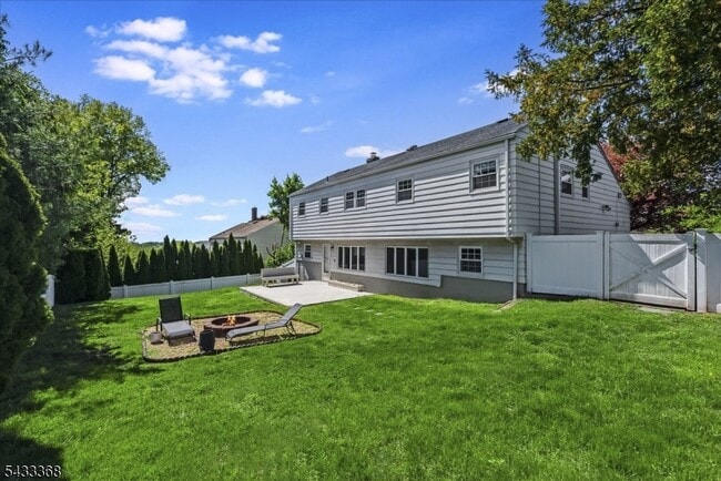 Building Photo - 32 Brantwood Pl