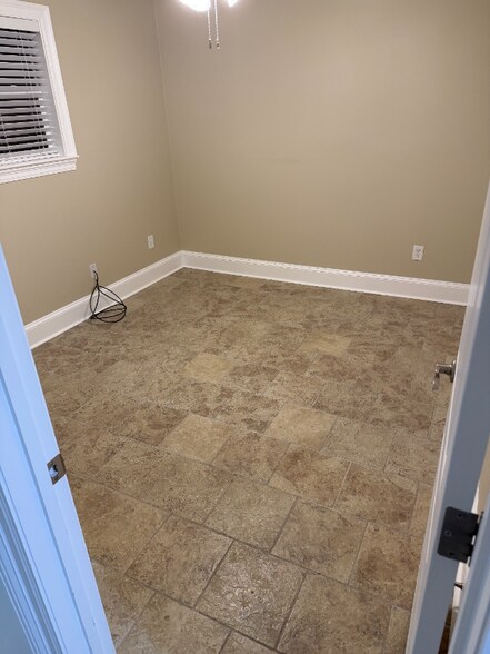 Building Photo - 1110 West Dr