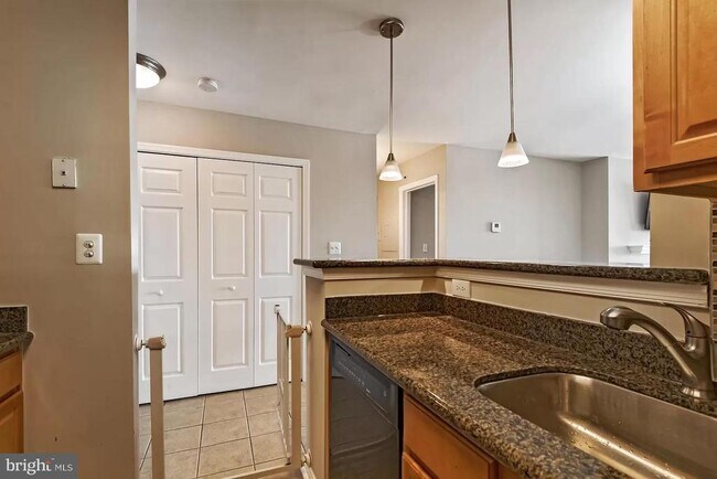 Building Photo - 3178 Summit Square Dr