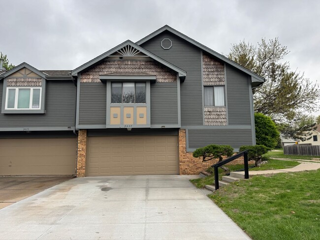 Building Photo - Spacious Corner Townhome with Private Yard...
