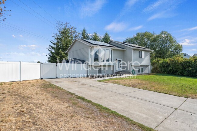 Building Photo - *MOVE IN SPECIAL * 1/2 OFF FIRST FULL MONT...