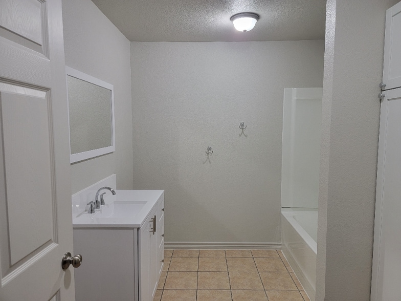 Building Photo - 136 Private Rd