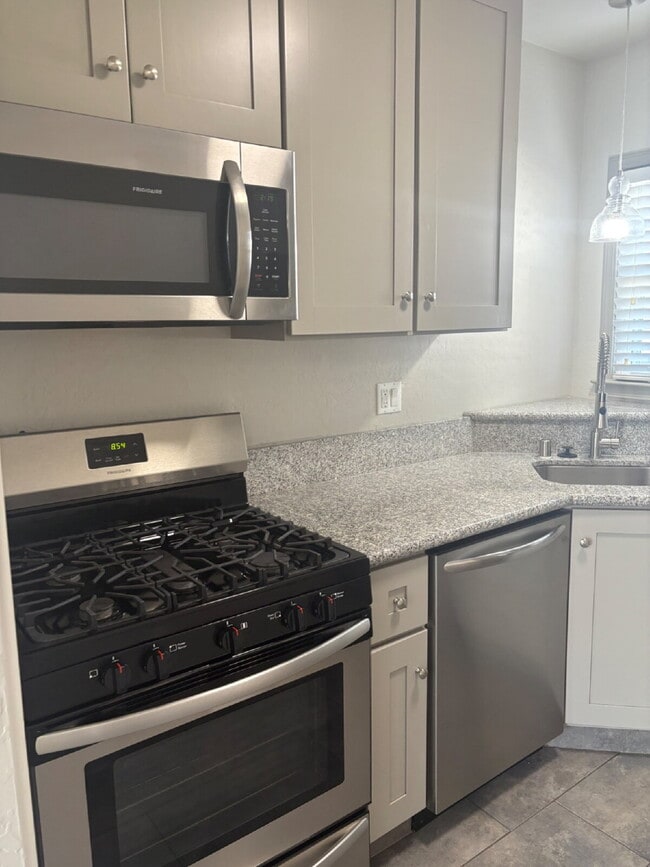 Building Photo - "Casitas": Stylish 1-Bedroom with Granite Elegance in Downtown Fresno!"