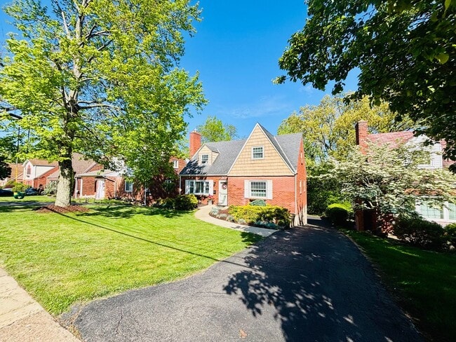 Building Photo - Beautiful 4 Bedroom Home In Mt. Lebanon!