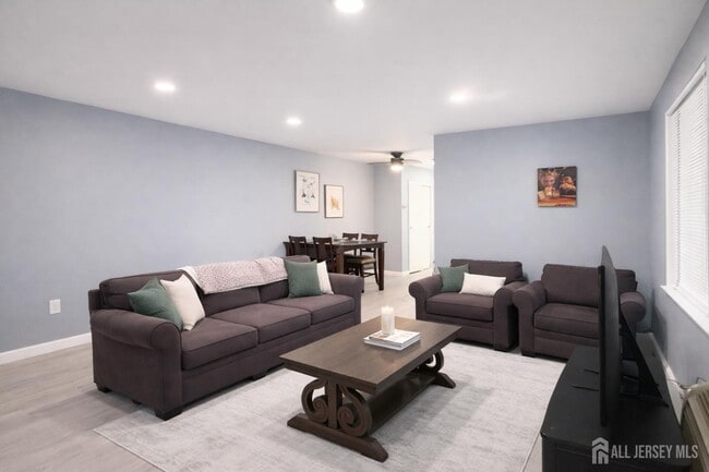 Building Photo - 289 Main St