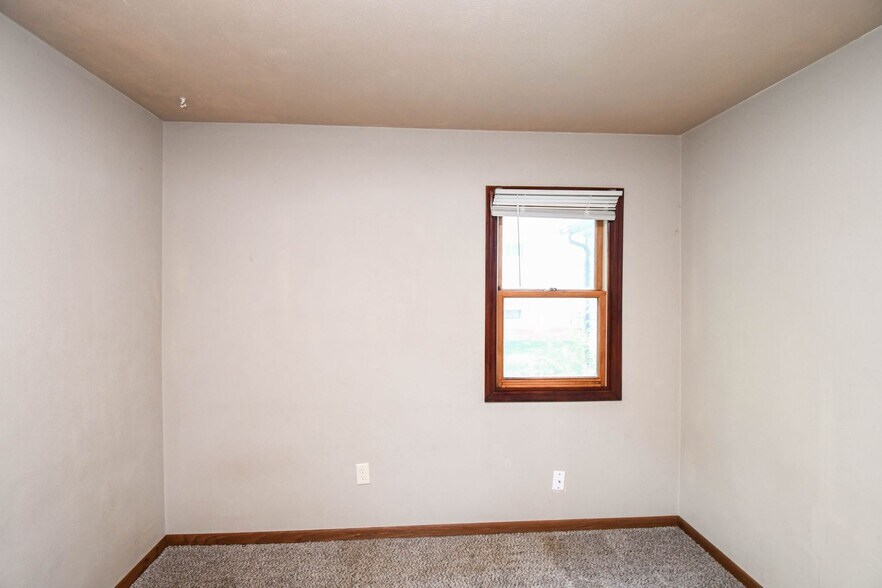Building Photo - 900 S Marday Ave
