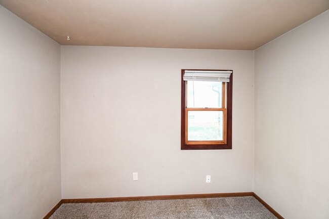 Building Photo - 900 S Marday Ave