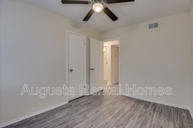 Building Photo - 2573 1/2 Tobacco Road - D