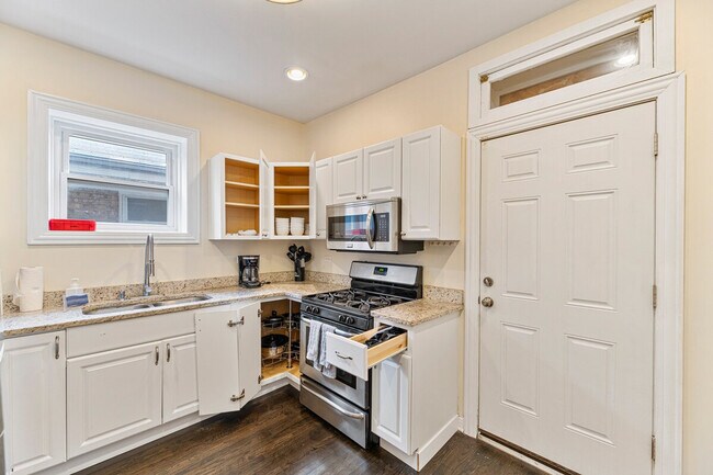 Building Photo - 1351 N Lawndale Ave