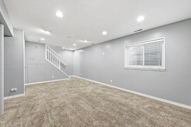 Building Photo - $2,595.95-4 Bed/ 3 Bath-Charming home in Colorado Springs with Central AC