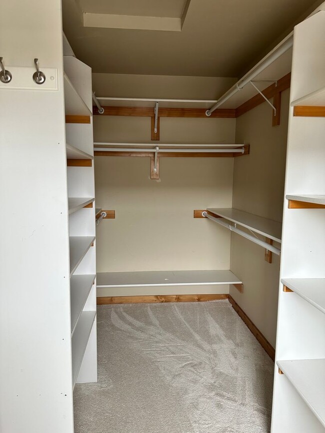 Building Photo - Large Beautiful Condo with Many Upgrades!!