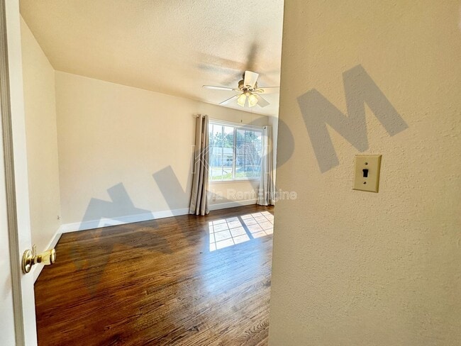 Building Photo - 41 W McKenzie Ave