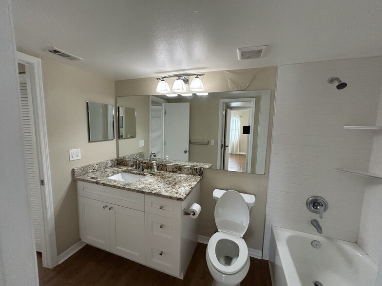 Main bathroom - 6810 Stones Throw Cir N