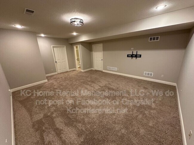Building Photo - 8608 W 165th St