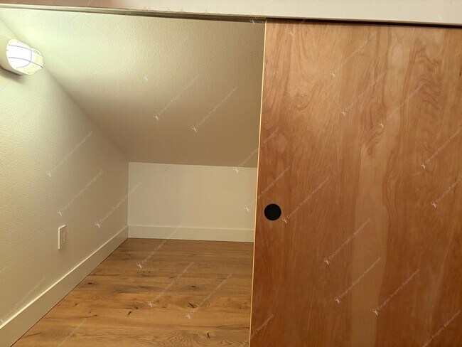 Building Photo - Find a piece of serenity in Historic Old Bend! (Unfurnished)