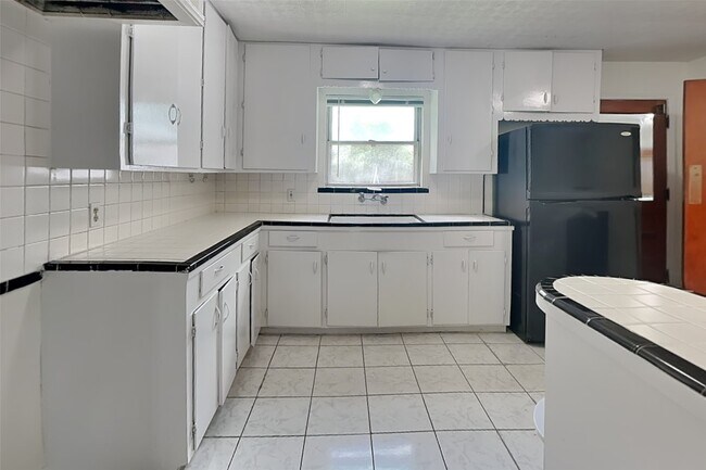 Building Photo - 7538 Vista Verde St