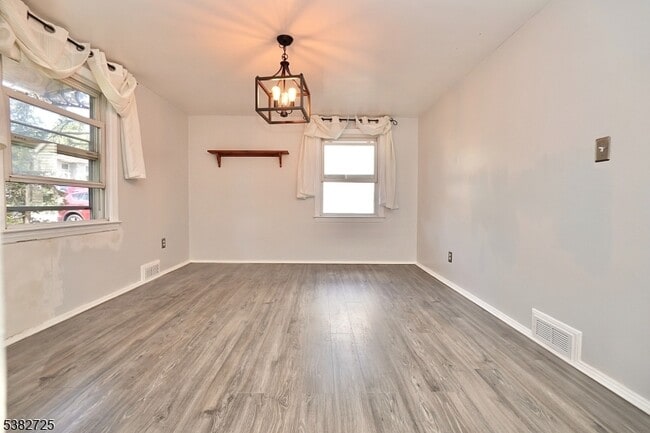 Building Photo - 25 Glenview Dr