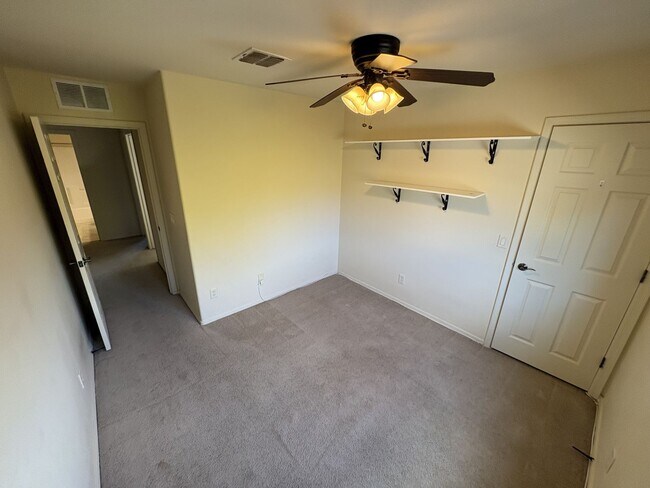 Building Photo - East side beauty 4 bedrooms