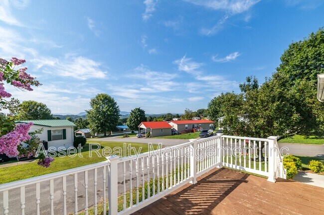 Building Photo - 1322 Silver Charm Way