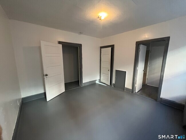 Building Photo - 252 Sisson Ave