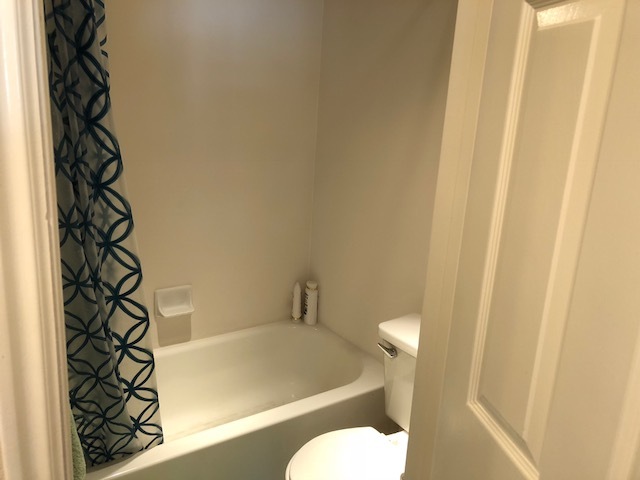 Full Bath Separated from sinks - 907 E 820 N