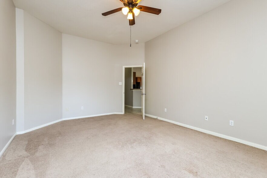 Building Photo - 2447 Halstead Dr