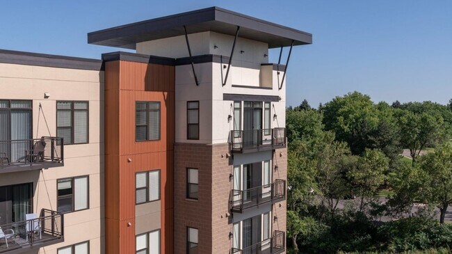 Building Photo - 10101 Bren Rd E