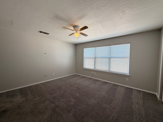 Building Photo - NICE 4 BEDROOM WITH EASY ACCESS TO LACKLAND AFB, SHOPPING, & SEA WORLD