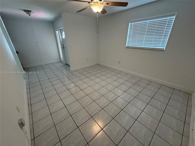 Building Photo - 921 W 80th Pl
