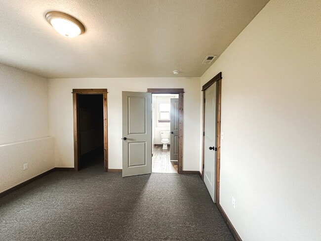 Building Photo - 3 Bedroom, 1 Bathroom Lower Level Duplex