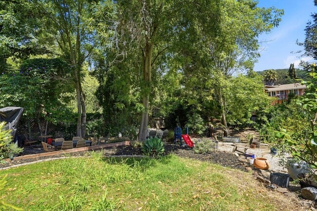 Building Photo - Beautiful Spacious 3-bedroom 2-Bath in Oakland!