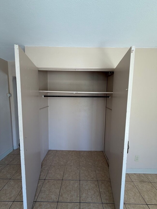 Building Photo - Spacious 1 bedroom, 1 bath Apartment with Tile Throughout!