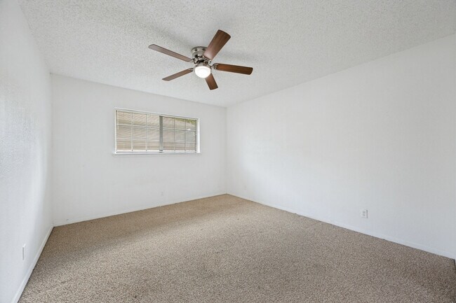 Building Photo - 806 W Belden St
