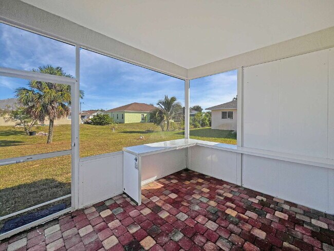 Building Photo - 906 Alfreda Ave