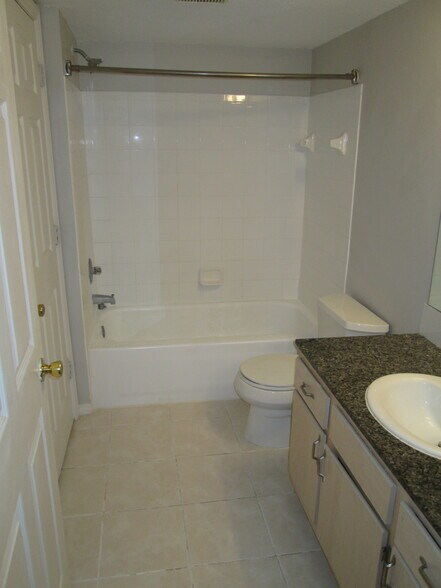 Full Bathroom - 802 Crest Pines Dr