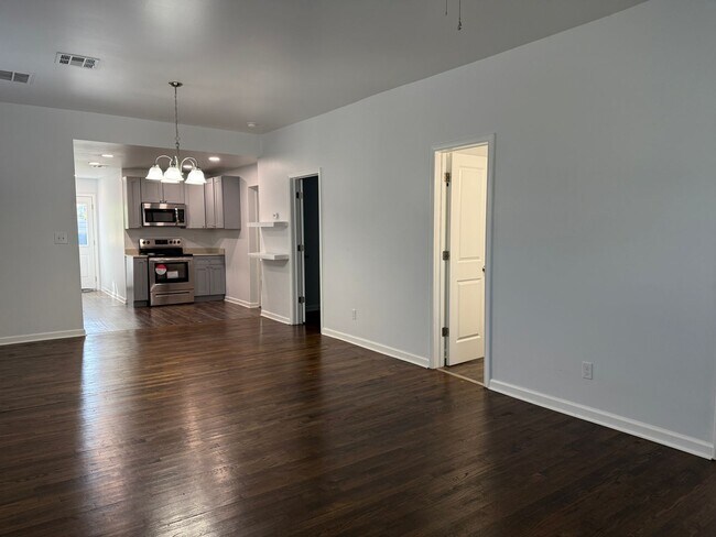 Building Photo - Gorgeous 3 bedroom 2 bathroom home